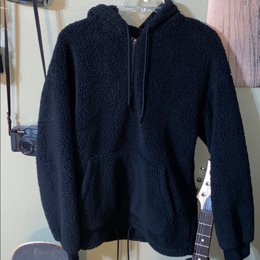 BLACK FUZZY HALF-ZIP UP
